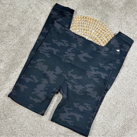 SPANX Look At Me Now Seamless Leggings High Rise in Black Camo Size L - Picture 4 of 15